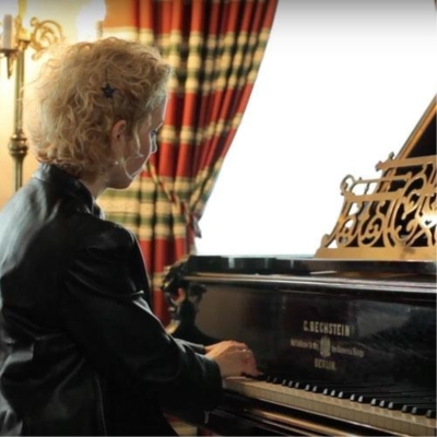 Nghệ sĩ piano CORA IRSEN